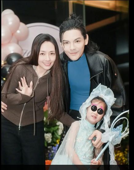 起庆生向左一家出镜画面太温暖！凯发k8一触即发向太和郭碧婷一(图1)