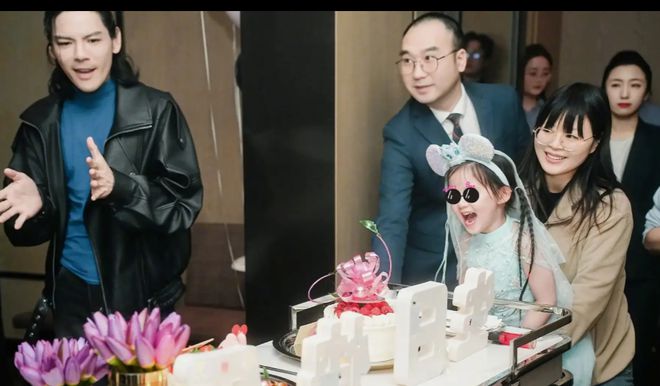 起庆生向左一家出镜画面太温暖！凯发k8一触即发向太和郭碧婷一(图2)