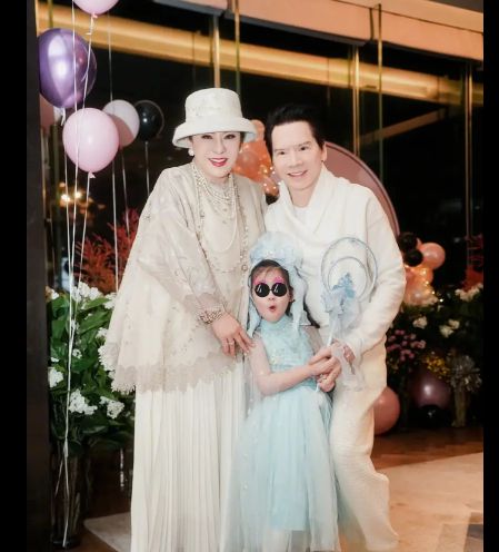 起庆生向左一家出镜画面太温暖！凯发k8一触即发向太和郭碧婷一(图5)