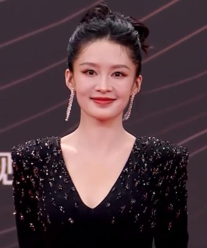 了赵丽颖疲惫张颂文不受风波影响！凯发平台星光大赏红毯生图：唐嫣胖(图4)