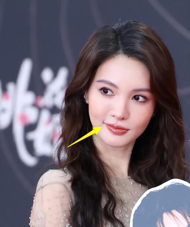 了赵丽颖疲惫张颂文不受风波影响！凯发平台星光大赏红毯生图：唐嫣胖(图3)