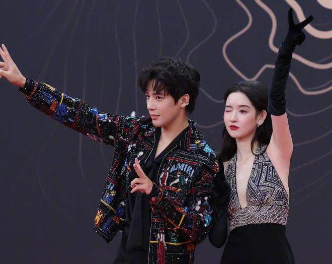 了赵丽颖疲惫张颂文不受风波影响！凯发平台星光大赏红毯生图：唐嫣胖(图6)