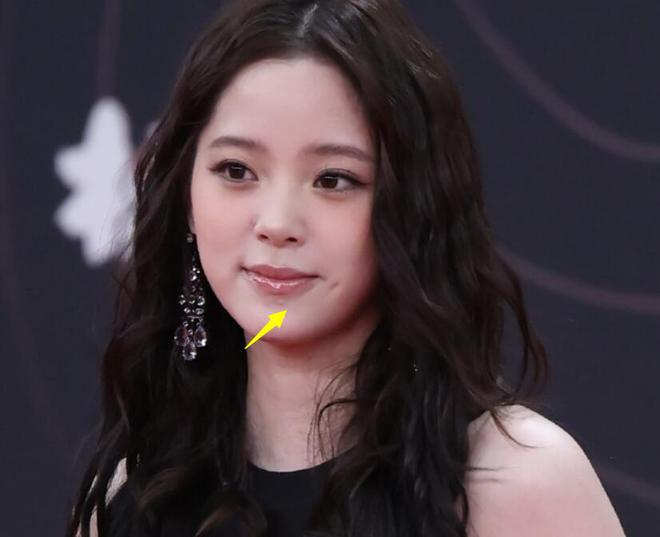 了赵丽颖疲惫张颂文不受风波影响！凯发平台星光大赏红毯生图：唐嫣胖(图11)
