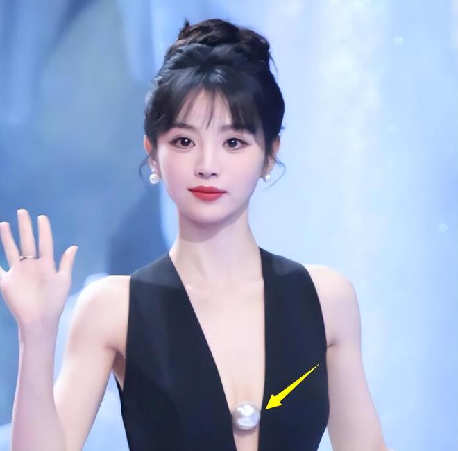 了赵丽颖疲惫张颂文不受风波影响！凯发平台星光大赏红毯生图：唐嫣胖(图12)