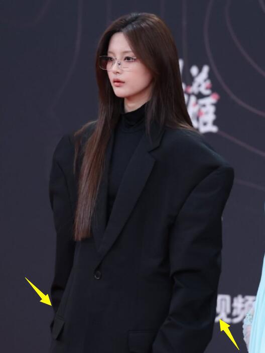了赵丽颖疲惫张颂文不受风波影响！凯发平台星光大赏红毯生图：唐嫣胖(图15)