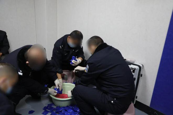 靖破获一起特大贩卖毒品案K8凯发3447kg！曲(图6)