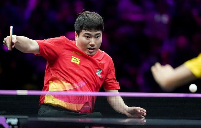 靖崑3-1黄镇廷世界杯旗开得胜！凯发网址对攻大战完胜港队一哥！梁(图3)